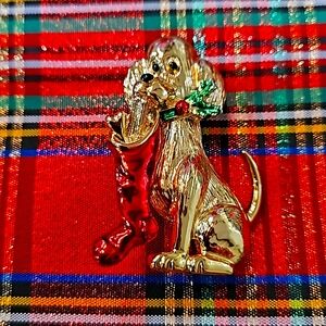 VTG DOG CARRYING RED STOCKING GOLD‎ TONED VTG BROOCH PIN